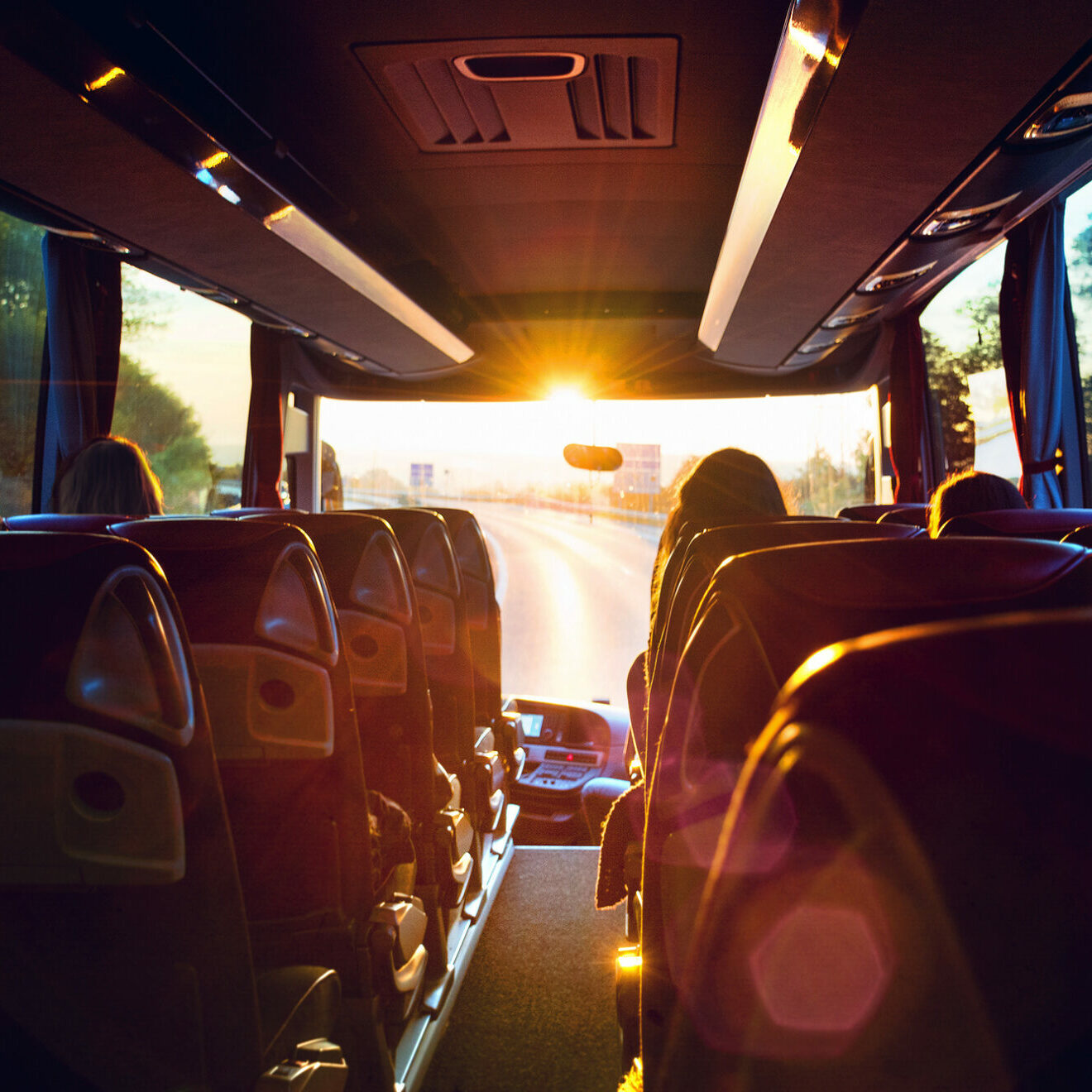 Bus innen Busreise in den Sonnenaufgang – Tour bus interior