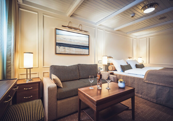 Sea Cloud Deluxe Außenkabine. Sofa mit Tisch und schöner Dekoration