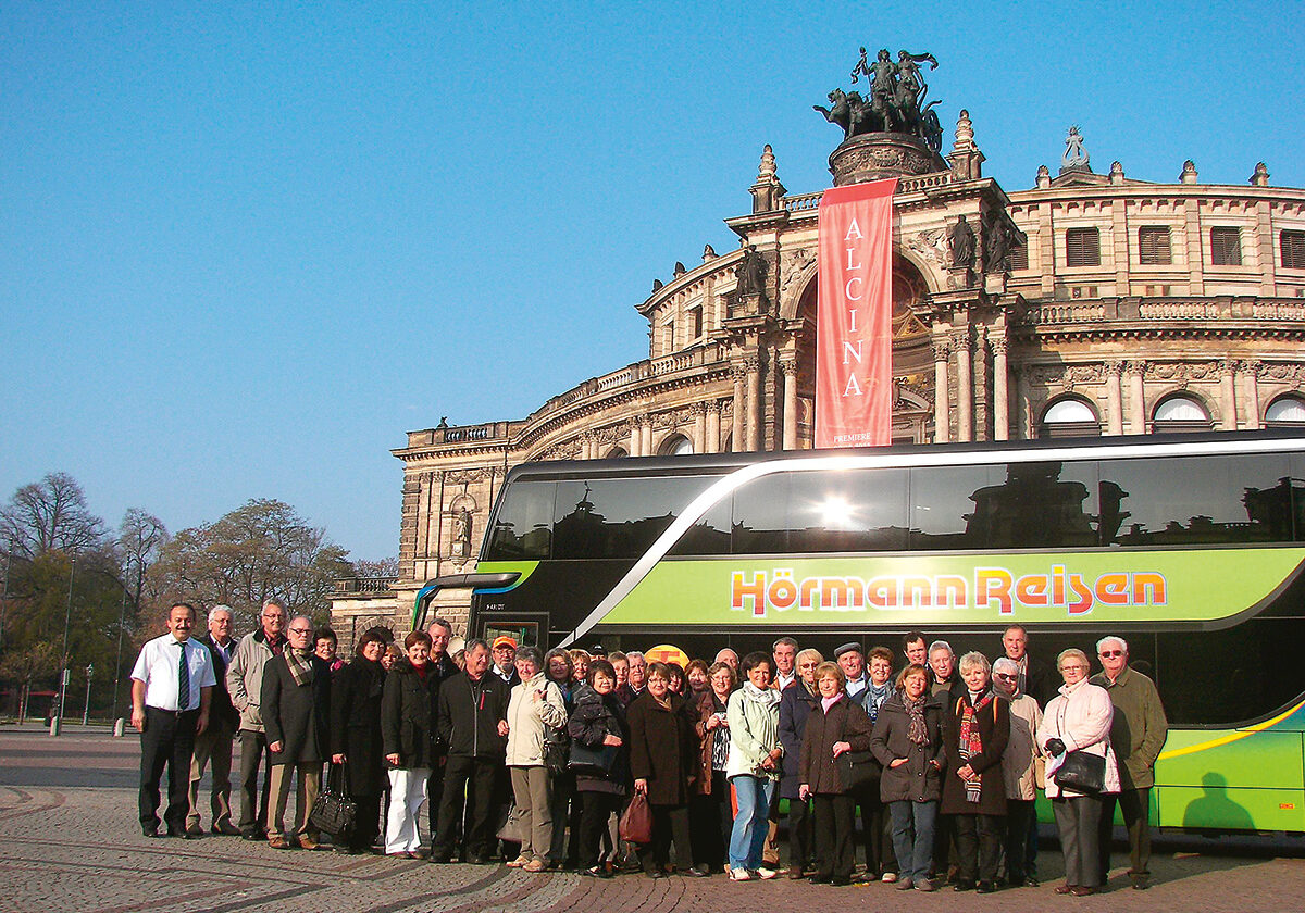 Gruppe von Leuten vor dem Hörmann Bus