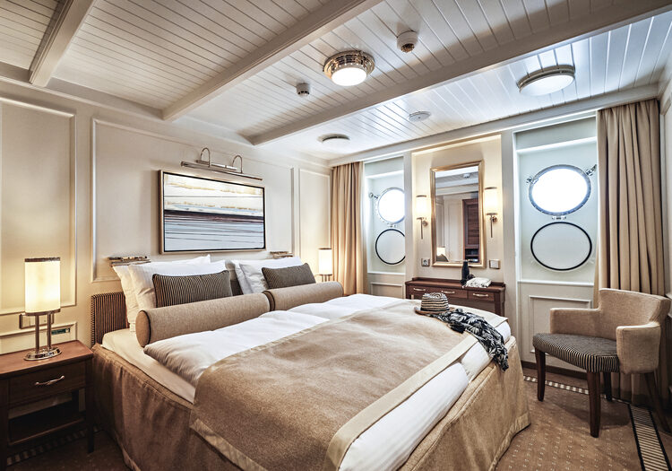 Superior-Außenkabinen auf der Sea Cloud Spirit, Großes Bett mit schöner, moderner Einrichtung