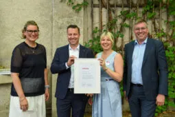 Brunnenhof im Zeughaus 
Stadt ehrt Unternehmen für „Qualität –
Made in Augsburg“.
Hörmann Reisen GmbH.
Mit OB Eva Weber und Wirtschaftsreferent Dr. Wolfgang Hübschle.
Auszeichnung für Leistungen, die dem Wirtschaftsstandort Profil geben.