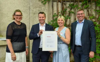 Qualität Made in Augsburg Brunnenhof im Zeughaus
Stadt ehrt Unternehmen für „Qualität –
Made in Augsburg“.
Hörmann Reisen GmbH.
Mit OB Eva Weber und Wirtschaftsreferent Dr. Wolfgang Hübschle.
Auszeichnung für Leistungen, die dem Wirtschaftsstandort Profil geben.