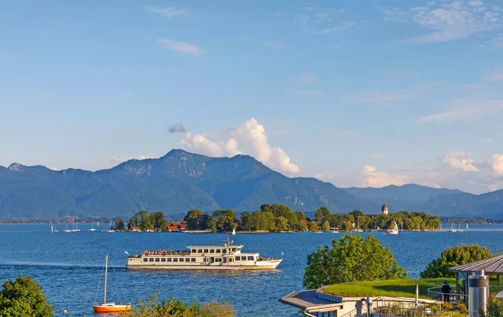 Fähre am Chiemsee mit Fraueninsel in Bayern an einem sonnigen Sommertag