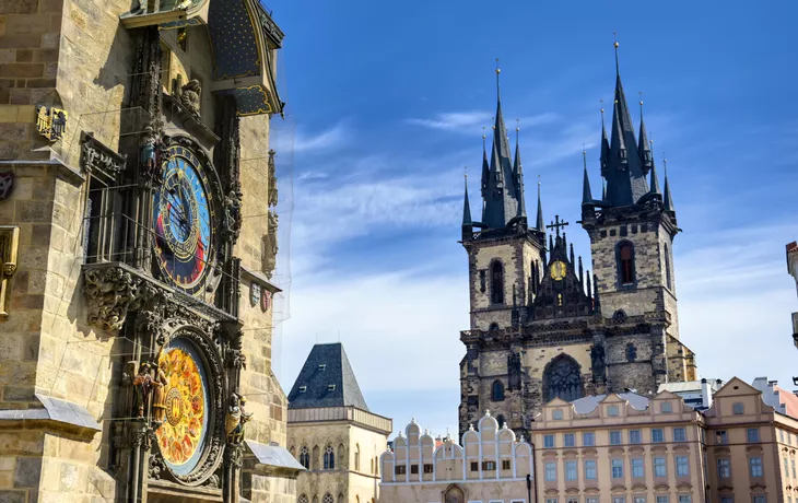die Astronomische Uhr am Alten Rathaus und die Frauenkirche vor dem Teyn in Prag, Tschechische Republik