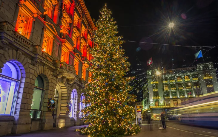 der weihnachtlich dekorierte Züricher Paradeplatz, Schweiz