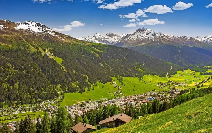Blick auf Davos Stadt und Schweizer Alpen fron die Spitze der Schatzalp