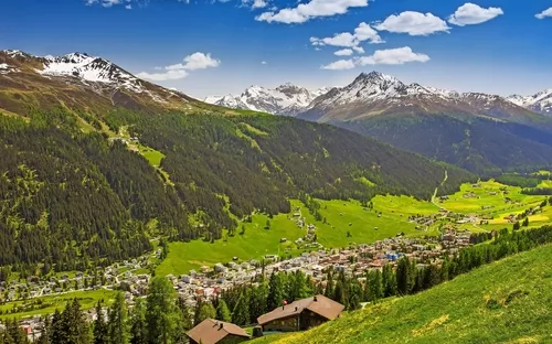 Blick auf Davos Stadt und Schweizer Alpen fron die Spitze der Schatzalp