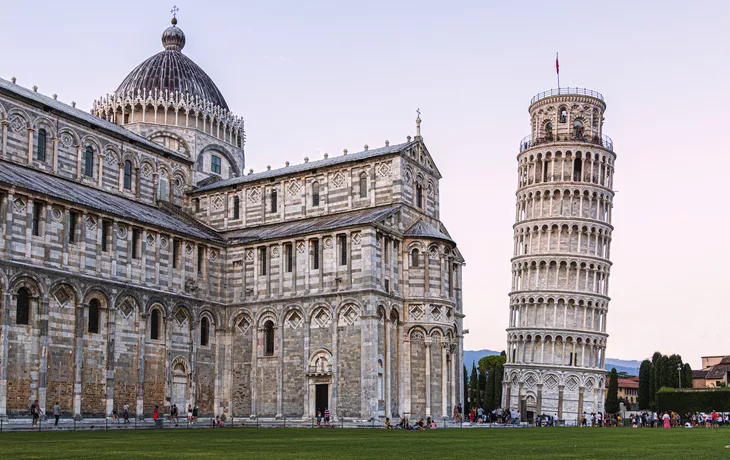 Schiefer Turm und Dom Santa Maria Assunta am Piazza dei Miracoli in Pisa, Italien