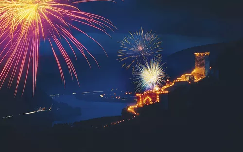 Sonnenwendfeuerwerk über der Ruine Hinterhaus, Wachau