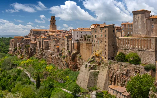 Panoramablick auf die mittelalterliche Stadt Pitigliano in der Toskana