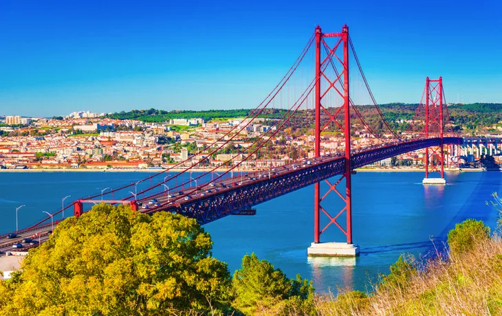 Blick von Almada auf die Ponte 25 de Abril - Brücke in Lissabon, Portugal
