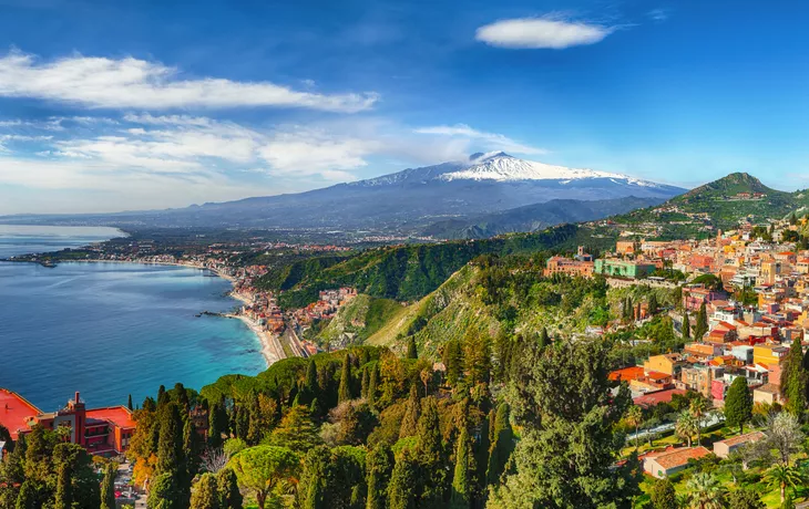 Taormina mit dem Vulkan Ätna im Hintergrund auf Sizilien, Italien