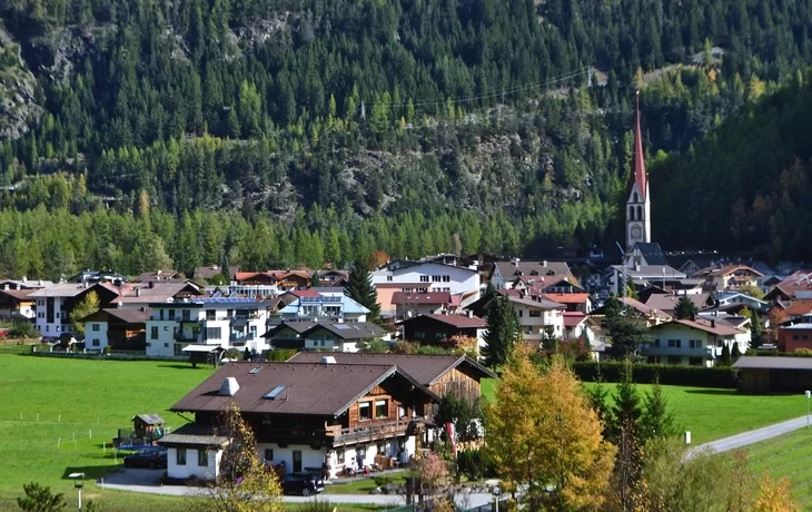 Blick auf die Gemeinde Längenfeld im Tiroler Ötztal in Tirol
