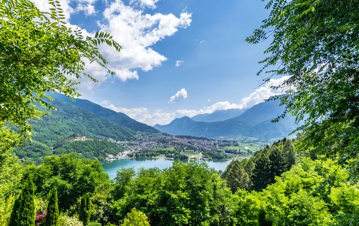 Blick auf den Lago di Levico im Trentino, Italien