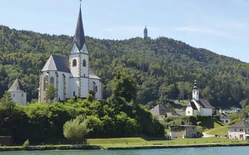 Maria Wörth, im Hintergrund der Pyramidenkogel