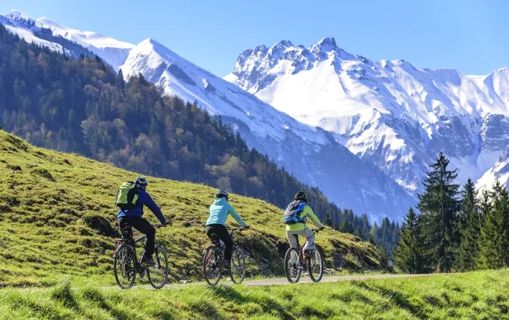 Radfahrer vor traumhafter Bergkulisse