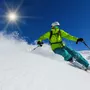 Skifahrer, der abwärts im Hochgebirge Ski fährt - © Lukas Gojda - stock.adobe.com