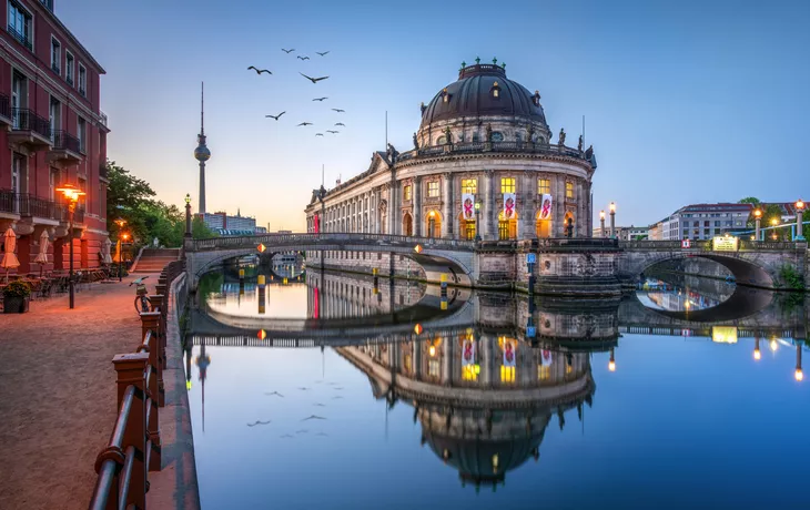 Museumsinsel mit Bode Museum und Fernsehturm in Berlin