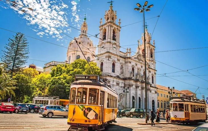 Gelbe Straßenbahn 28 auf Straßen von Lissabon, Portugal