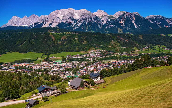 Blick auf den Dachsteingipfel und Schladming in der Steiermark, Österreich