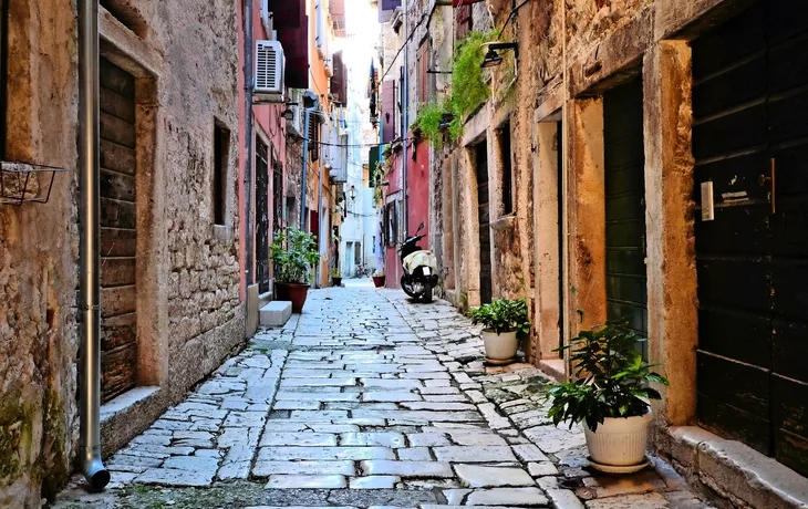 Straße in der Altstadt von Rovijn, Kroatien