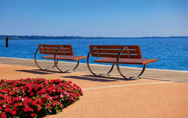 Promenade von Bardolino am Gardasee in der Region Venetien, Italien
