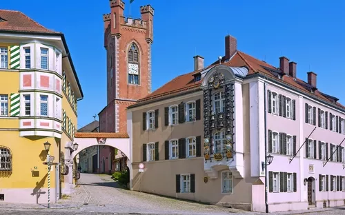 Furth im Wald, Schlossplatz mit Landestormuseum, Glockenspiel
