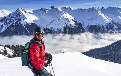 Freerider im Skigebiet vor Bergpanorama
