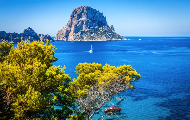 Blick von Cala d?Hort auf die Felseninsel Es Vedrà