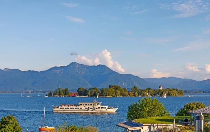 Fähre am Chiemsee mit Fraueninsel in Bayern an einem sonnigen Sommertag