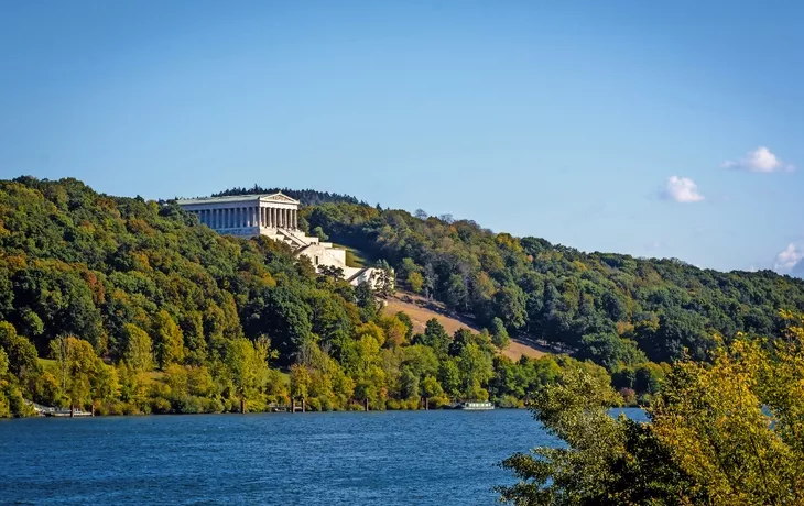 Blick auf die Walhalla und die Donau in Donaustauf bei Regensburg