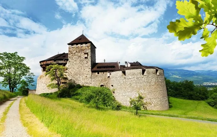 Schloss Vaduz mit Schlosswiese