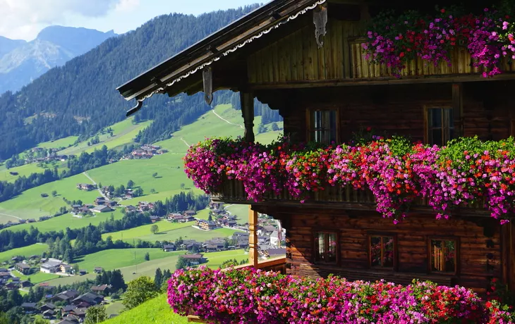 schönes traditionelles Bauernhaus mit Blumenpracht in Alpbach, Tirol, Österreich