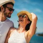 Junge schöne touristische Paare, die Sommerferien auf der Küste genießen - ©Mediteraneo - stock.adobe.com
