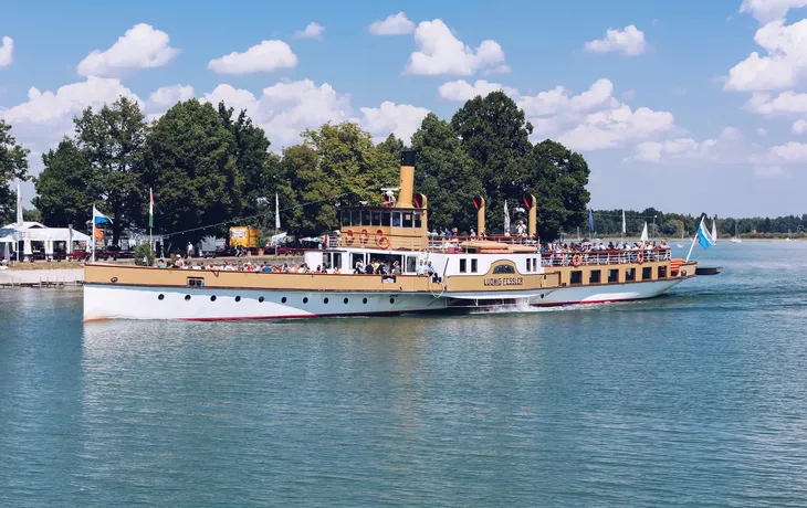 Touristenboot auf dem Chiemsee vor der Insel Herrenchiemsee