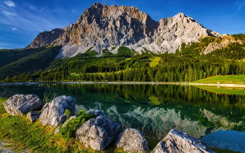 ein schöner Blick auf den Ehrwalder Almsee und die Zugspitze in Österreich
