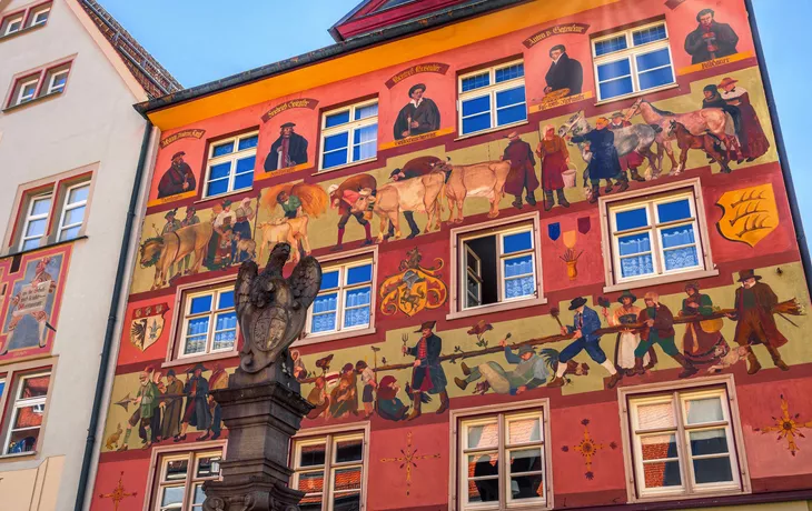 bunt bemalte Hausfassade in Wangen im Allgäu