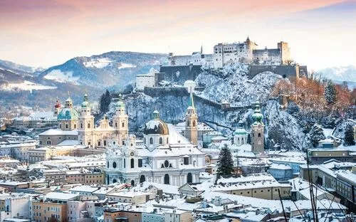 Blick über die winterliche Altstadt mit Festung Hohensalzburg