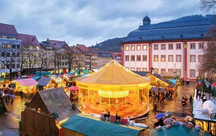 Weihnachtsmarkt in Heidelberg auf dem Universitätsplatz, Deutschland