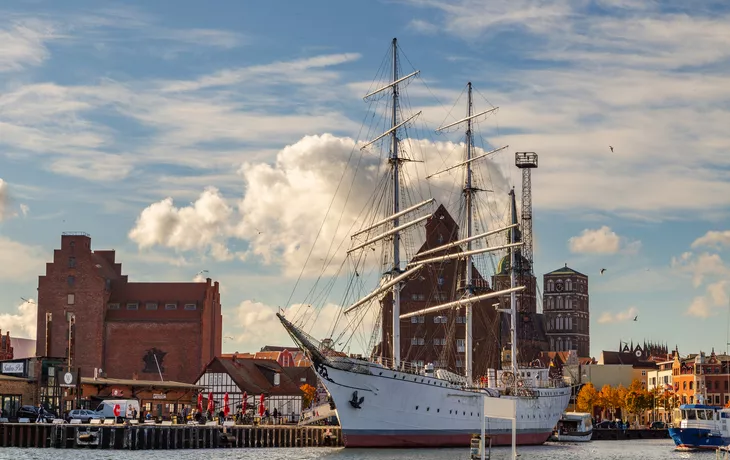 Hafen Stralsund mit Segelschiff Gorch Fock