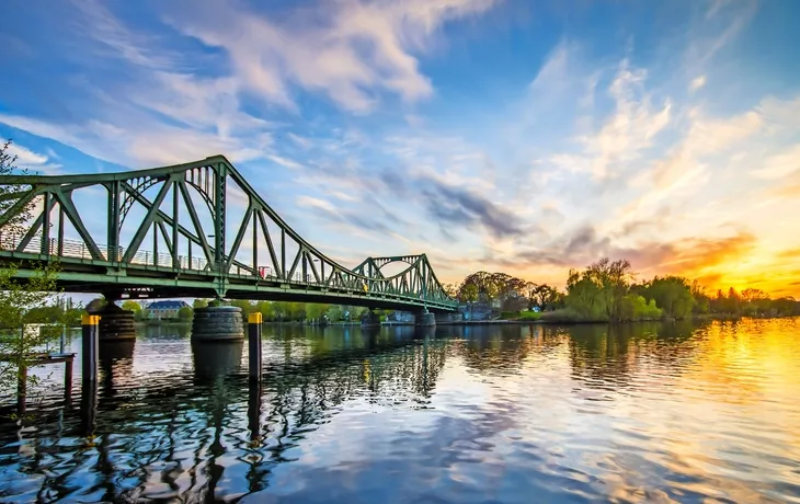 Glienicker Brücke über der Havel zwischen Berlin und Potsdam, Deutschland