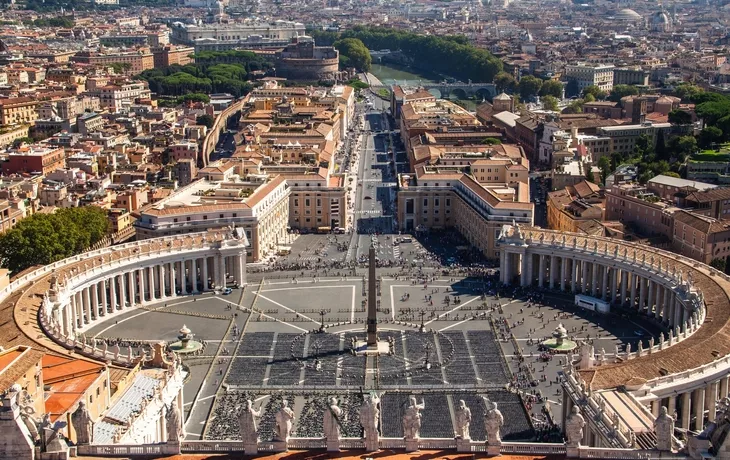 Blick vom Petersdom auf den Petersplatz im Vatikan