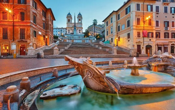 Fontana della Barcaccia an der Spanischen Treppe in Rom, Italien