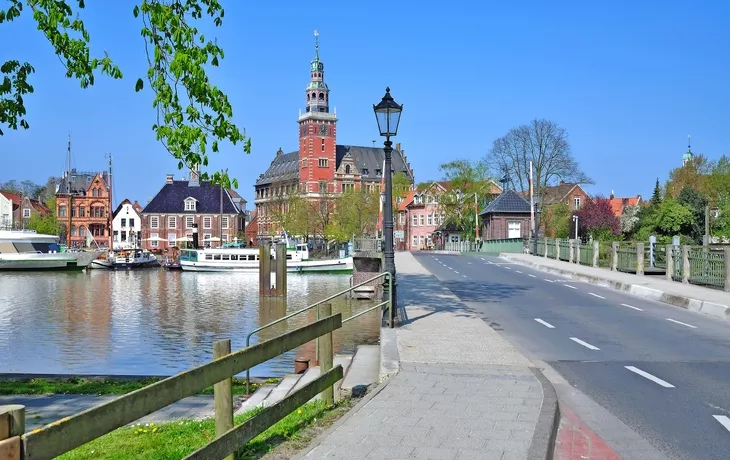 Blick auf die Alte Waage und das Rathaus in Leer in Ostfriesland