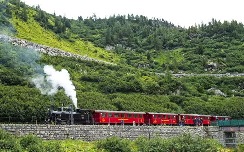 Alter Zug mit Dampflockomotive am Furkapass