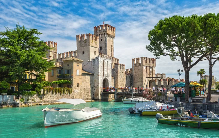 die Burg Rocca Scaligera in Sirmione am Gardasee, Italien