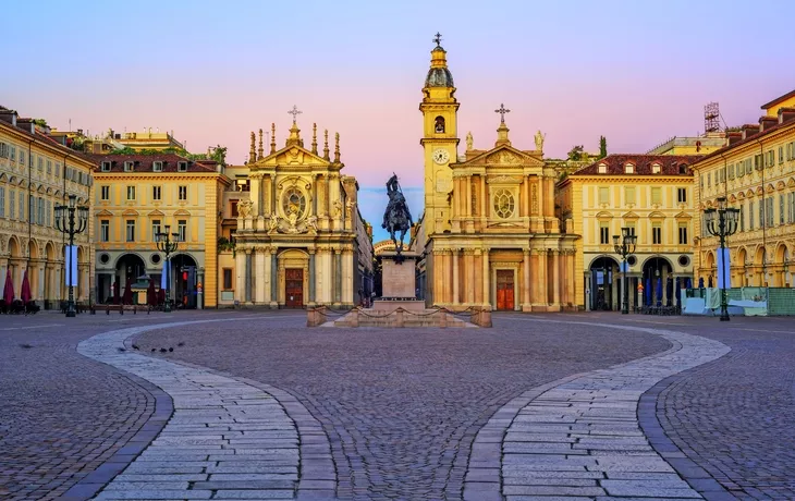 Piazza San Carlo und Doppelkirchen im Stadtzentrum von Turin, Italien