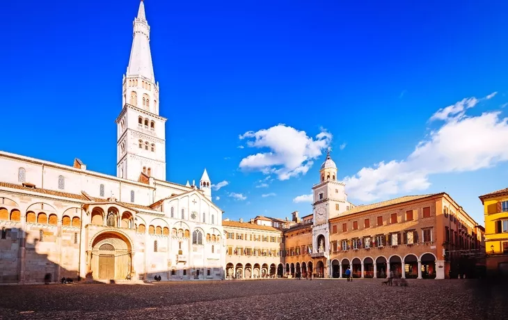 Piazza Grande und der Ghirlandina Turm in Modena in der Emilia Romagna, Italien