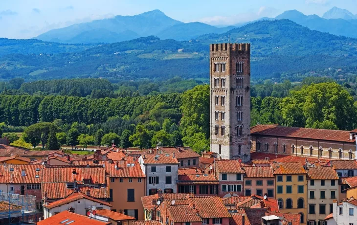 Luftaufnahme der kleinen mittelalterlichen Stadt Lucca