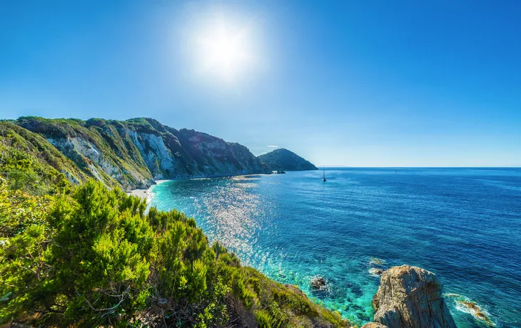 Panoramablick auf den Strand von Sansone auf der Insel Elba
